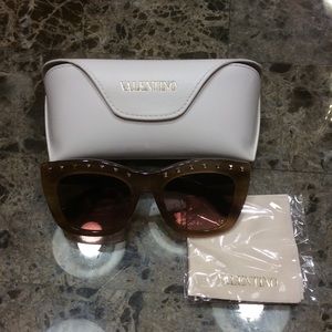 Authentic Valentino rockstud sunglasses 😎