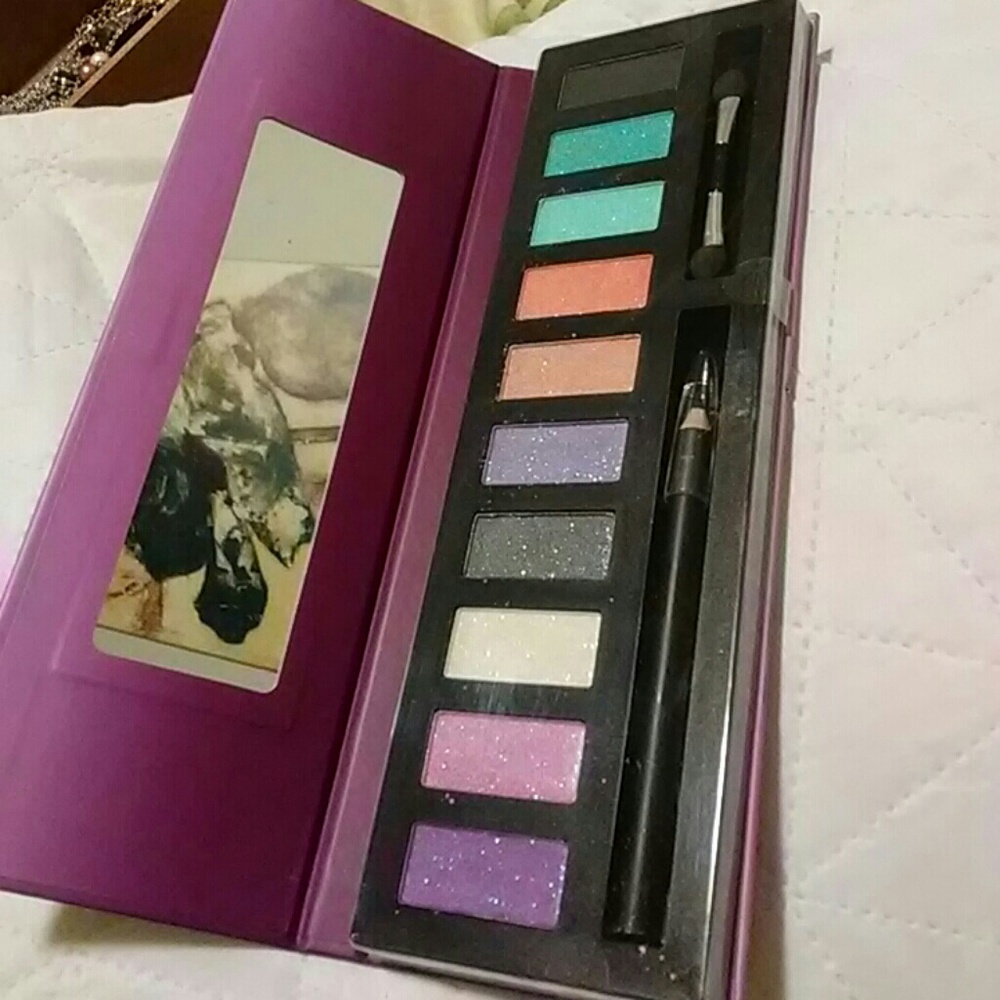 Eyeshadow - Picture 2 of 2