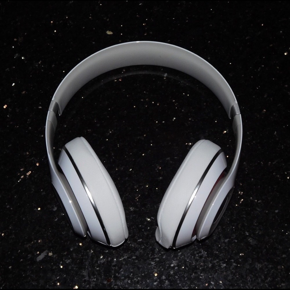 LOOKS LIKE NEW Over Ear Beats Headphones