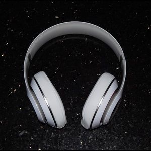 LOOKS LIKE NEW Over Ear Beats Headphones