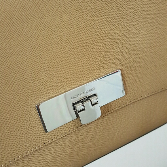 Michael Kors crossbody purse - Picture 2 of 7