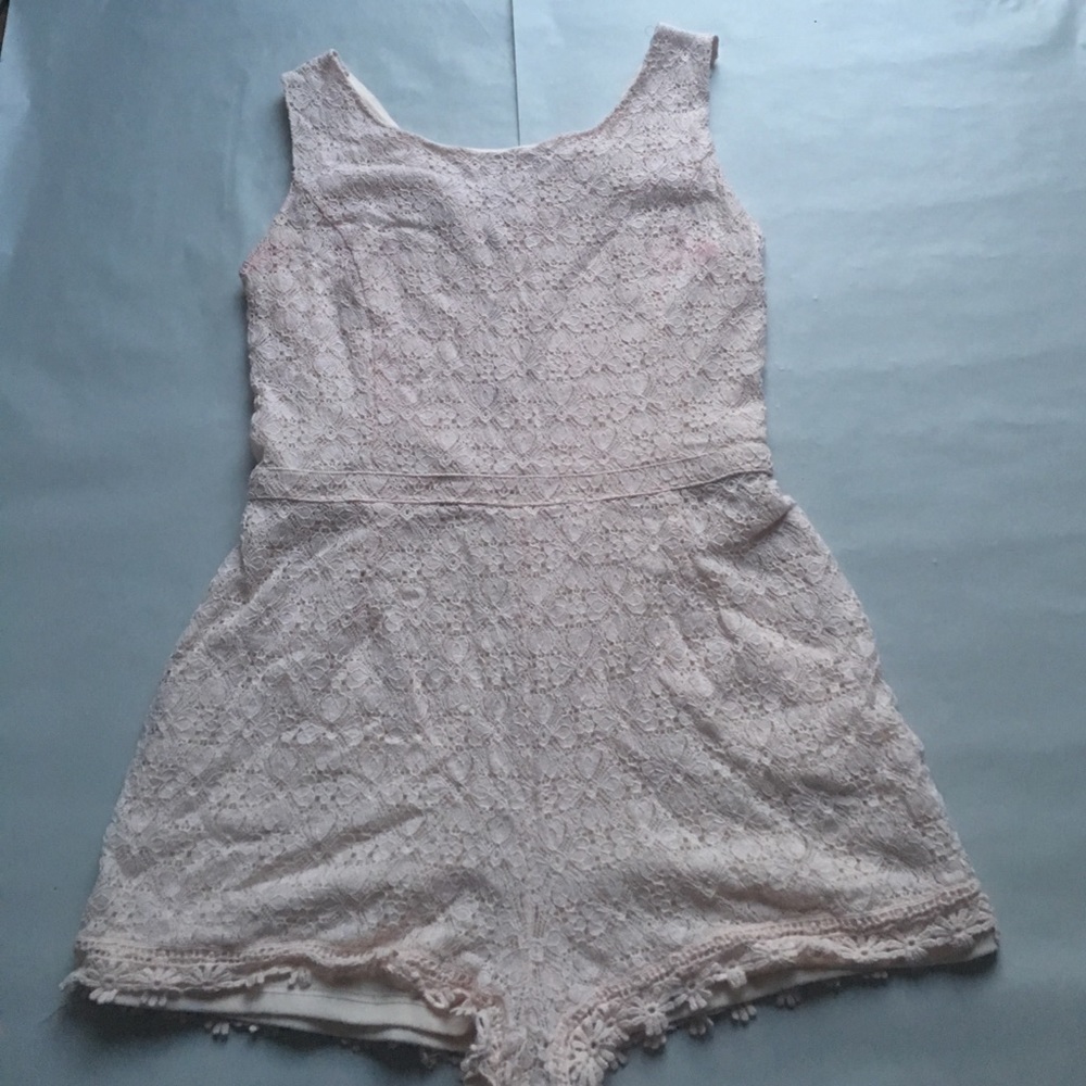 ⭐️PALE PINK LACE ROMPER M