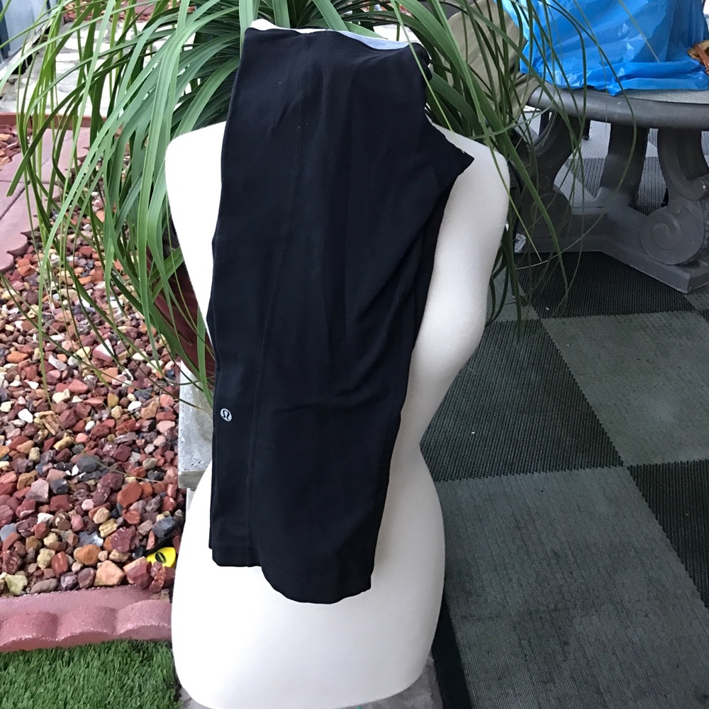 Lululemon yoga pants. Below the knee.