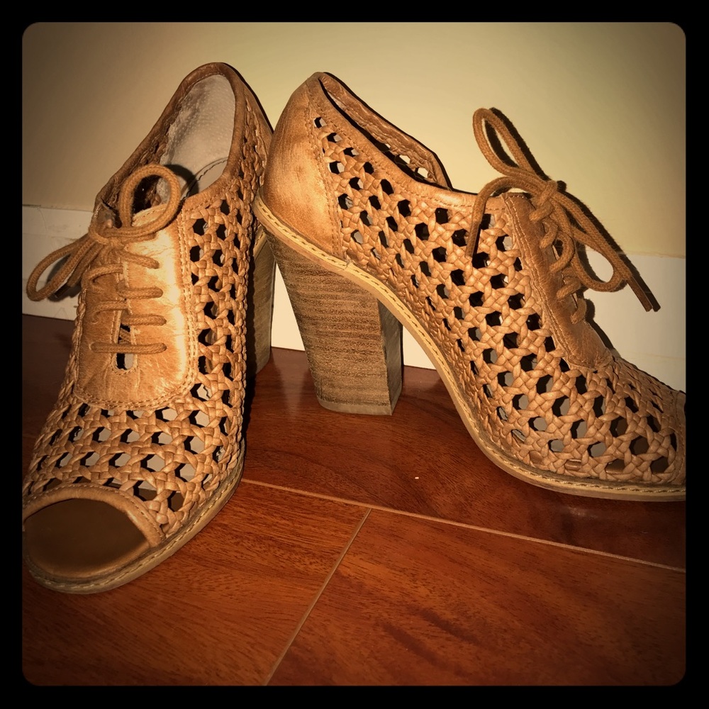 Hinge woven pumps