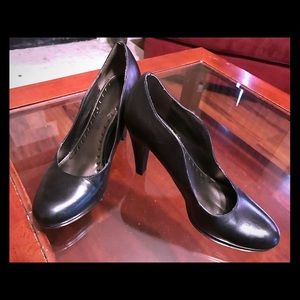 Like new black pumps