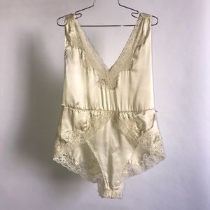 VINTAGE NIGHTIE