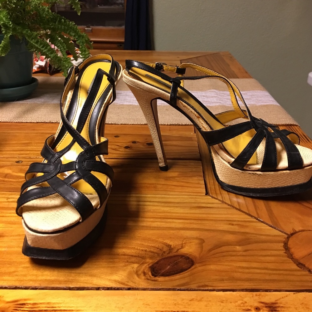 🎉PRICE REDUCED🎉Cute strappy heels