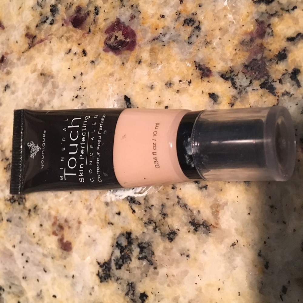 Younique mineral touch concealer in Scarlet