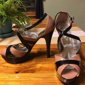 Price Drop👠Guess Nude and Black Strap Heels