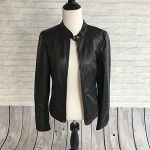 ⭐️NEW⭐️ Gorgeous leather-like jacket