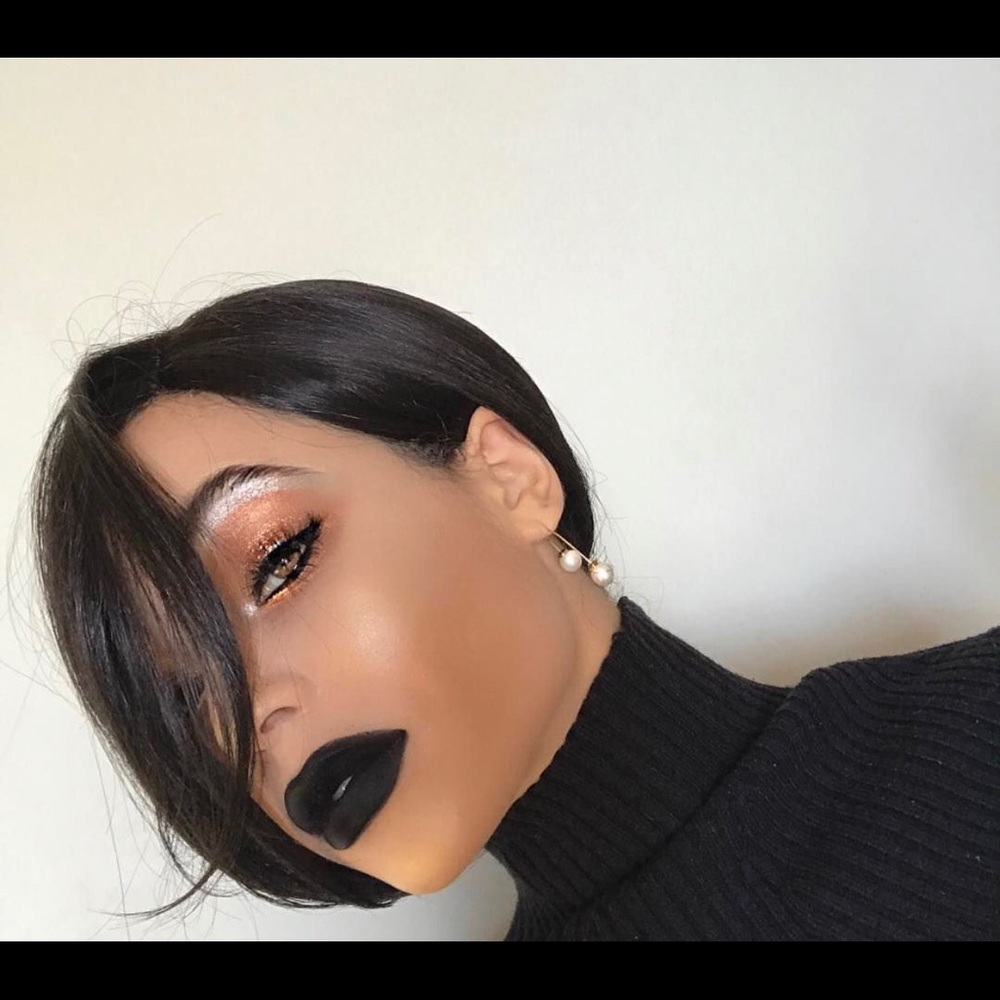 Women's black bob wig