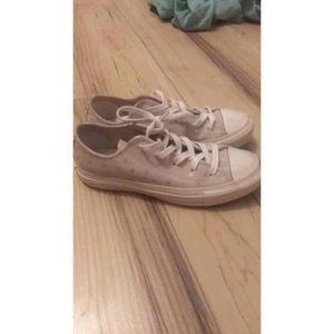 Polka dot lowtop converse