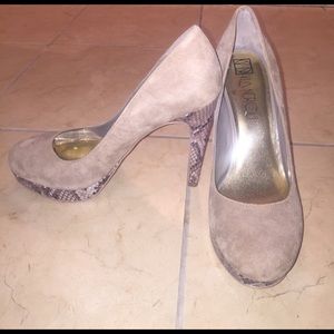 VÍA NEROLI Suede Heels