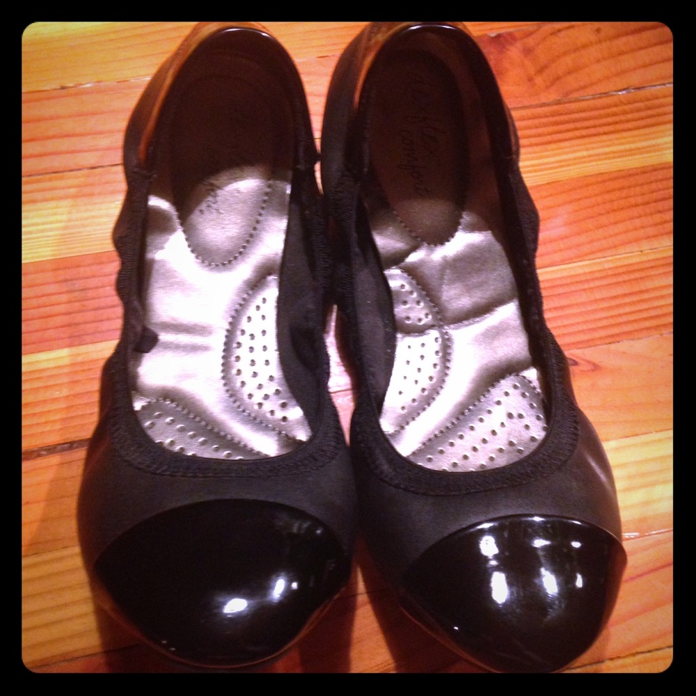 ON SALE! Black shiny color block flats