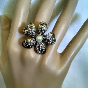 Beautiful flower shape silvertone rhinestones ring