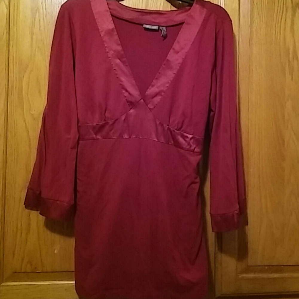 Burgundy V-neck long sleeve shirt $ON SALE NOW!