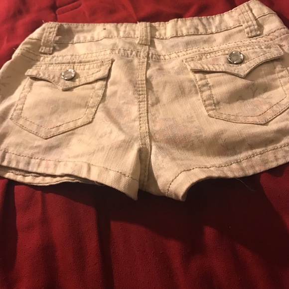 Shorts with flower prints - Picture 2 of 4