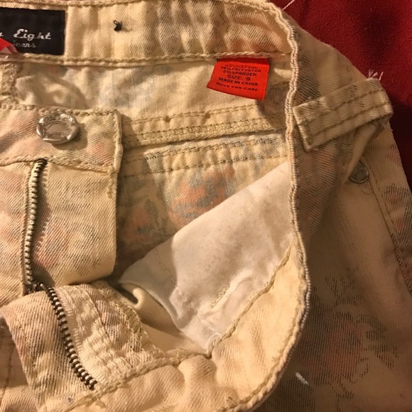 Shorts with flower prints - Picture 4 of 4