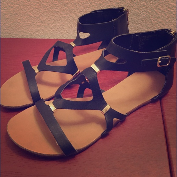 Shoes - CUTE STRAPPY SANDALS🖤