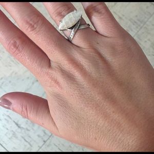 Kendra Scott Jewelry - Rosemary Ring in Crackle Ivory Pearl Kendra Scott Jewelry - Rosemary Ring in Crackle Ivory Pearl