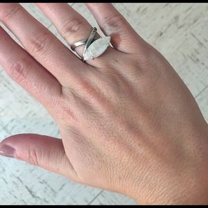Kendra Scott Jewelry - Rosemary Ring in Crackle Ivory Pearl Kendra Scott Jewelry - Rosemary Ring in Crackle Ivory Pearl