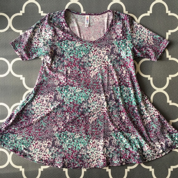 ❌ SOLD ❌ Lularoe Perfect Tee XS - Picture 1 of 2