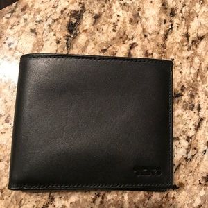 Men's Tumi Black Leather Bifold Wallet RFID