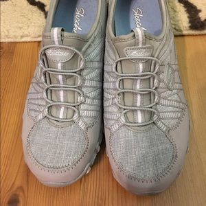 Skechers Light Grey Sneaks Size 6.5