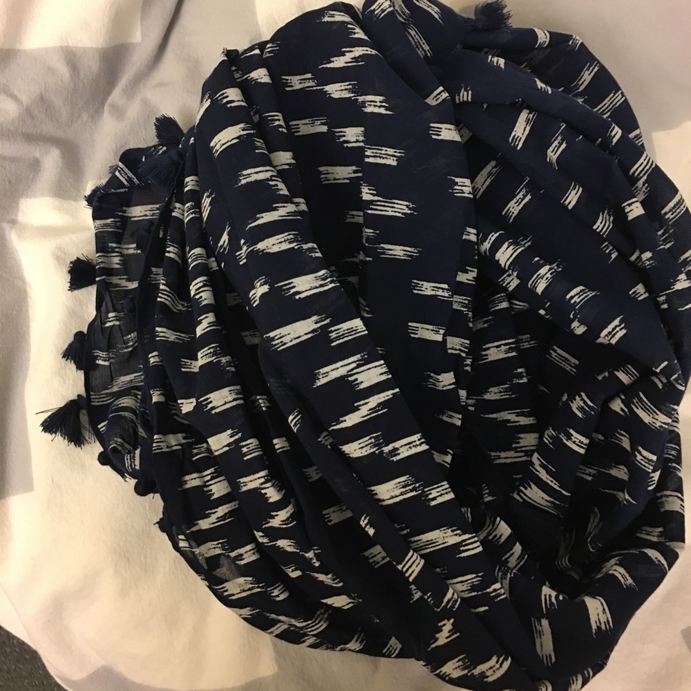 NEVER WORN navy and white pattern infinity scarf