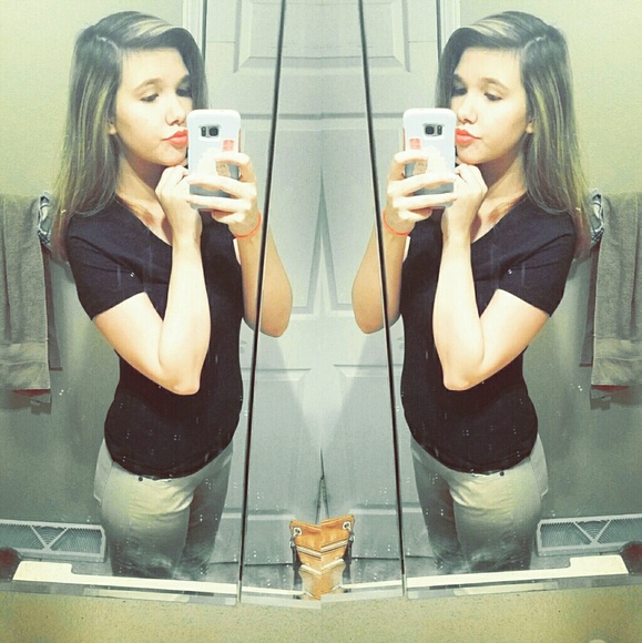 Meet your Posher, Emily - Picture 1 of 1