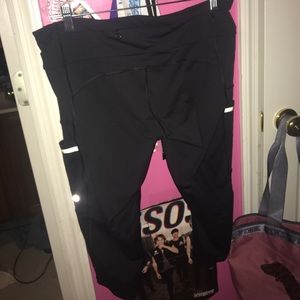 Black lululemon crops with pockets on side