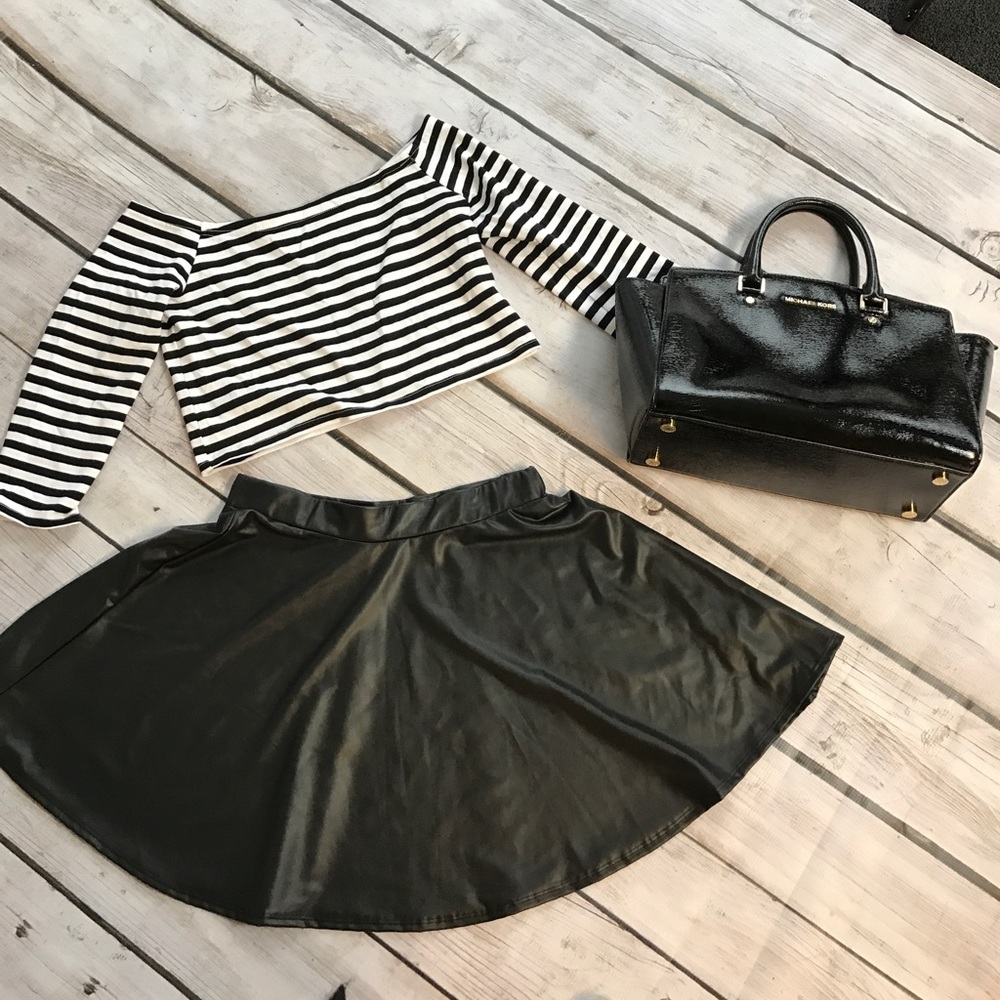 ⭐️new⭐️ Stripped off the shoulder crop top.