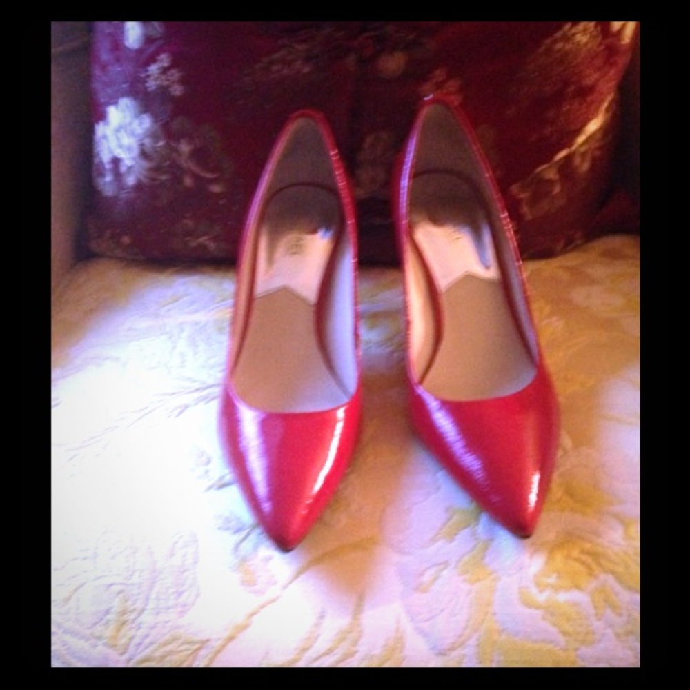 👠👠 nice pair of red Michael shoes👠👠