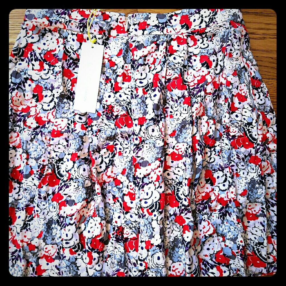 NWT SIZE 6 BCBGENERATION  Pleated Skirt