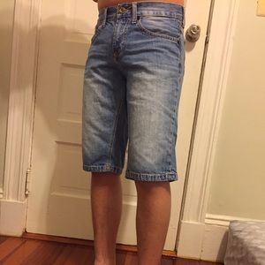 Used short distressed jean