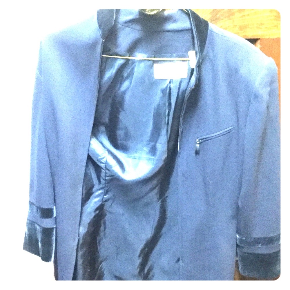 A dark blue jacket,very classy.