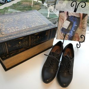 ⭐️NEW⭐️Dark brown heeled oxford booties