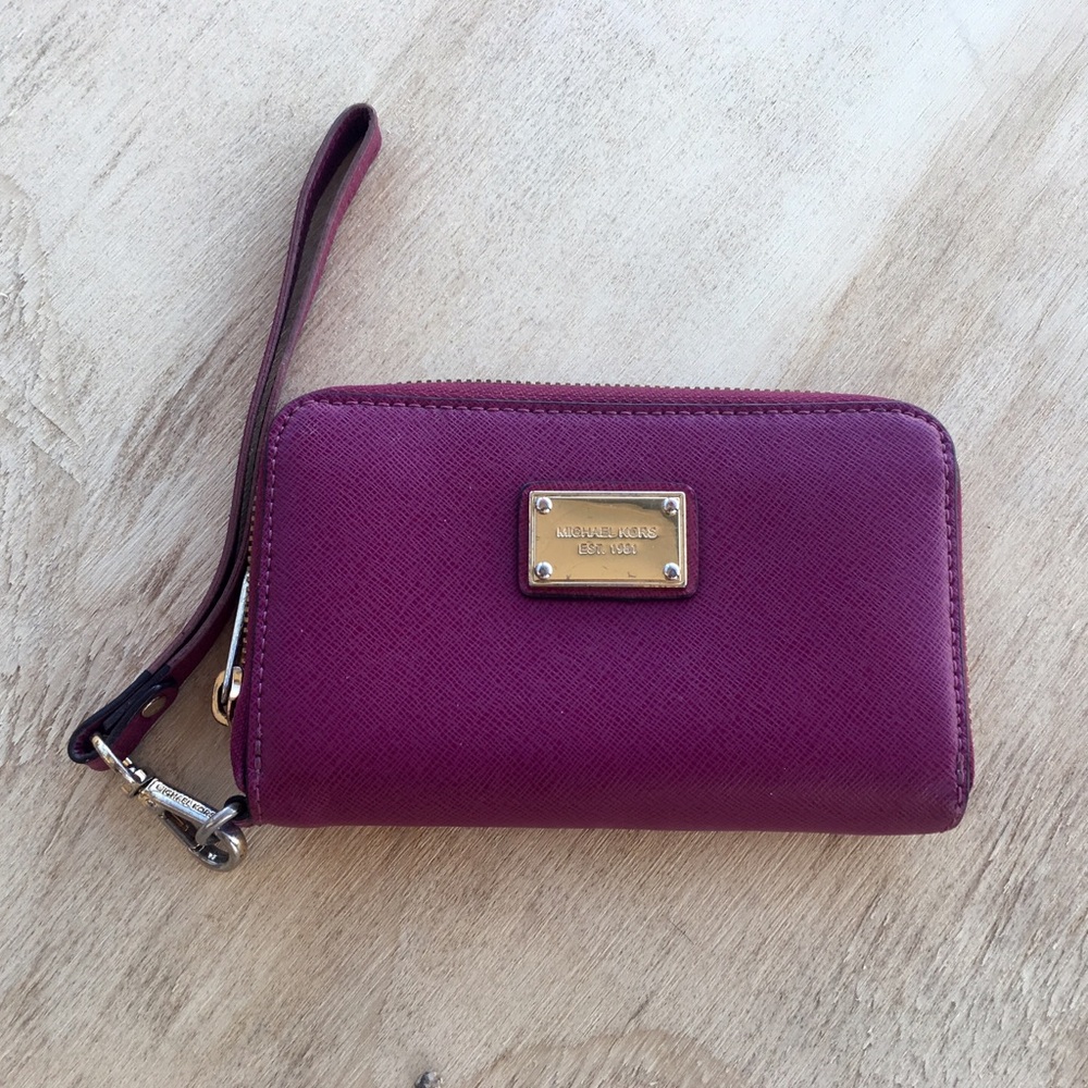 Michael Kors Small Pink Wallet Gold details