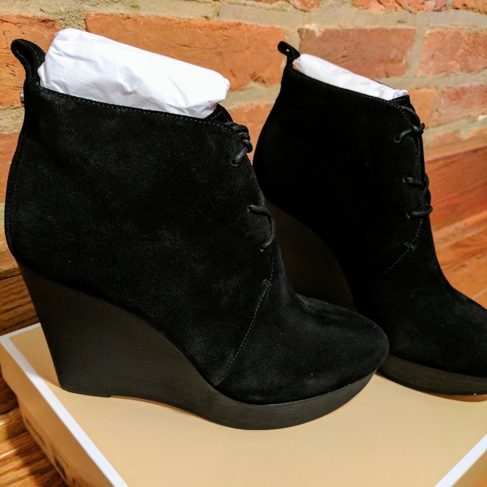 NWT MICHAEL KORS

PIERCE LACE-UP SUEDE WEDGE