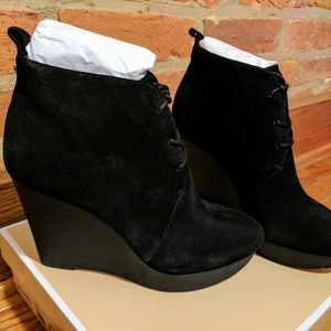 NWT MICHAEL KORS

PIERCE LACE-UP SUEDE WEDGE