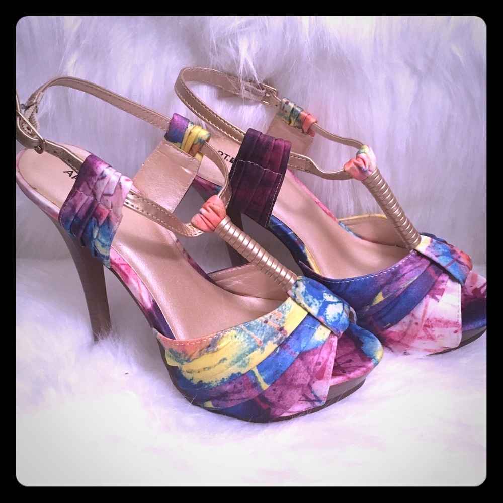 Apt 9 multicolor heels