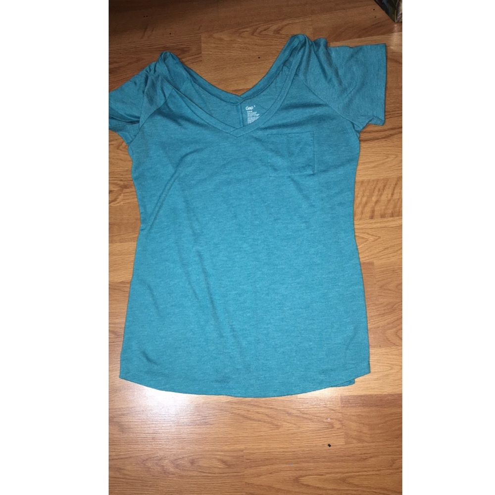 Gap v-neck