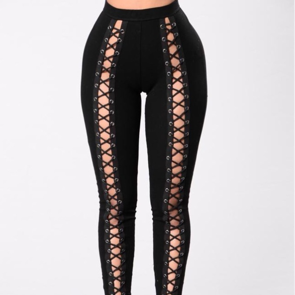 Crisscrossed fitted leggings w/ elastic waistband