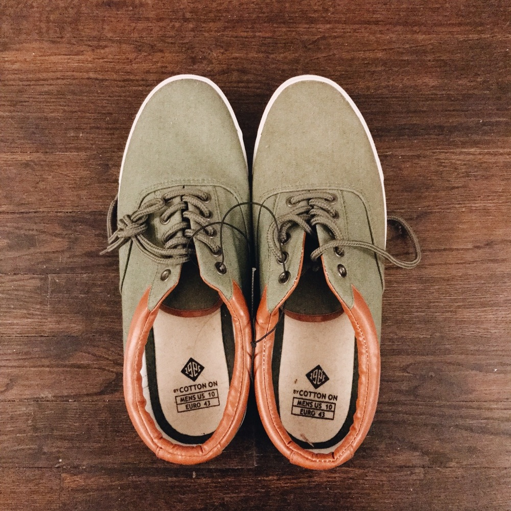 FLASH SALE! Men's Green Canvas Sneakers NWT