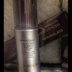 Hourglass Foundation in the shade Natural