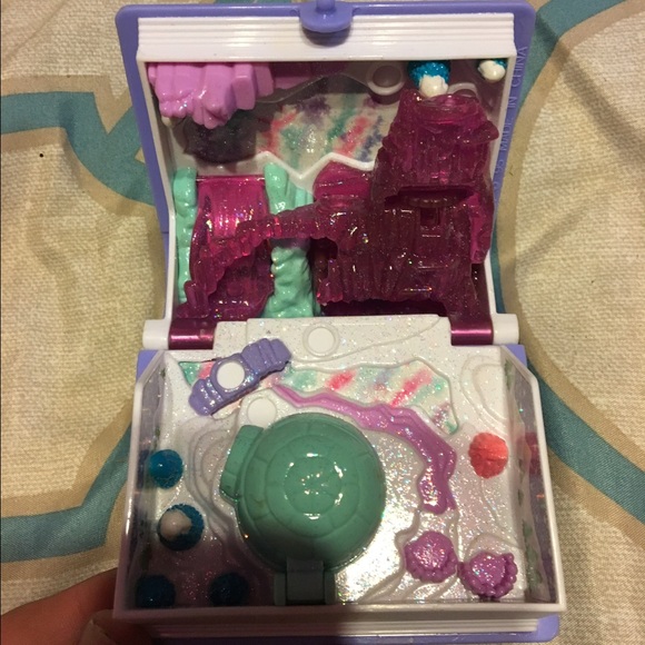 Polly Pockets Colletor Play Book - Picture 2 of 2