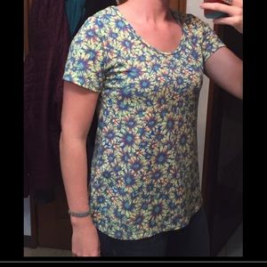 Lularoe Daisy Classic T