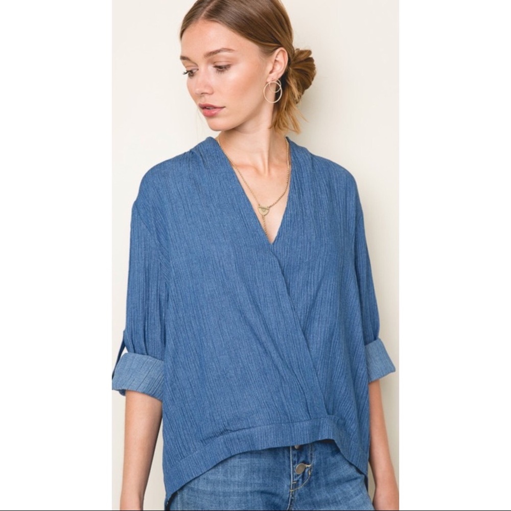 🎊LAST PIECE!! Chambray Kimono Top •