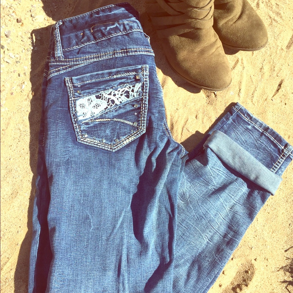 Dark wash, embroidered pocket Jeans