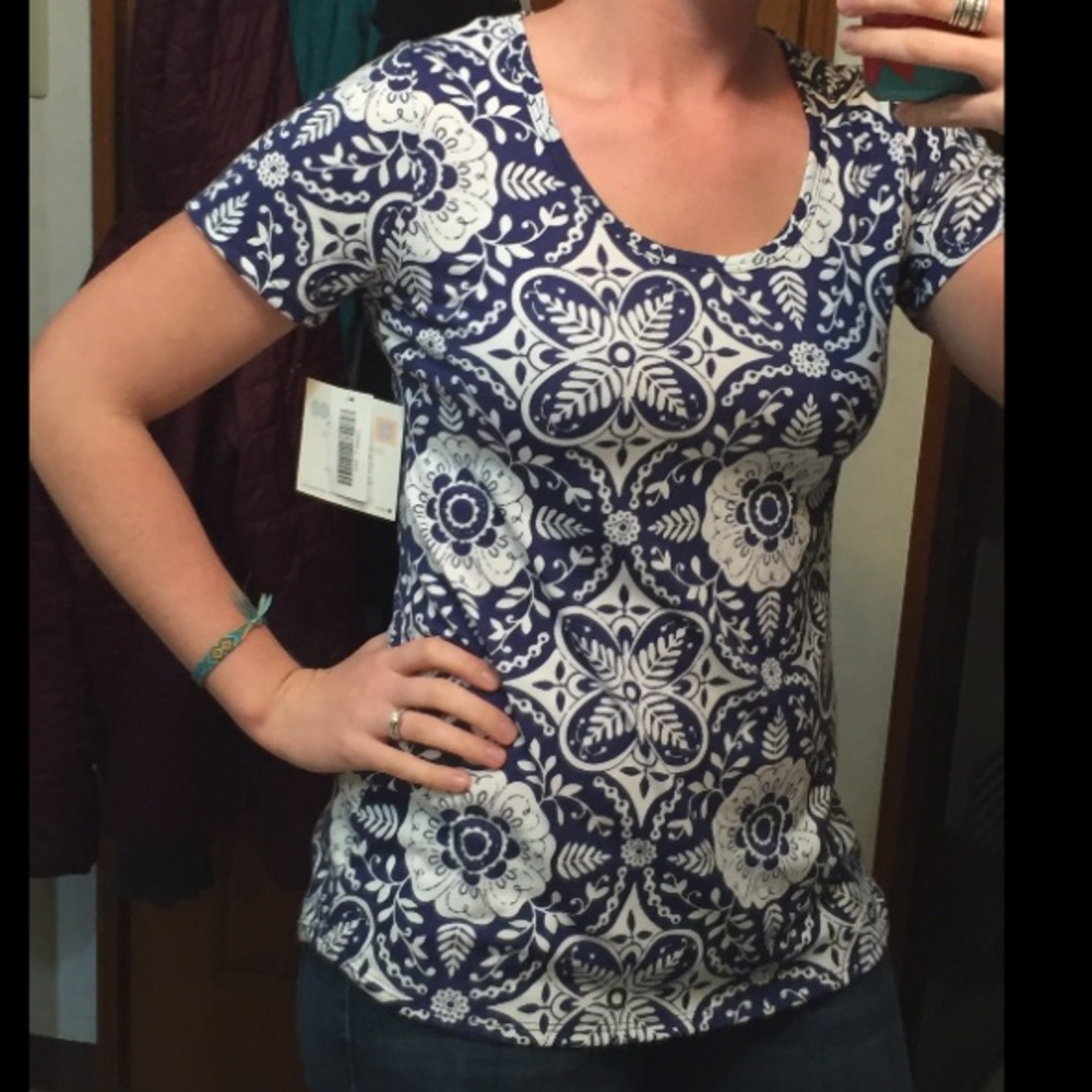 *SOLD*** NWT Lularoe soft classic t